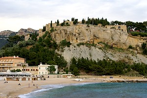La plage au pied du château de Cassis