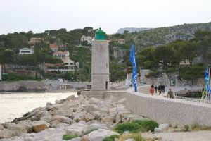 Phare à l'entrée du port de plaisance