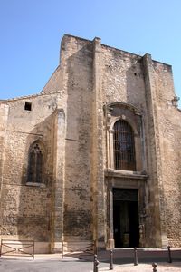Face à la cathédrale Saint-Véran
