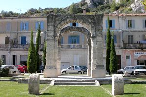 Face à l'Arc Romain