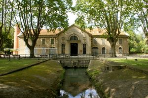 Bâtiment derrière le château