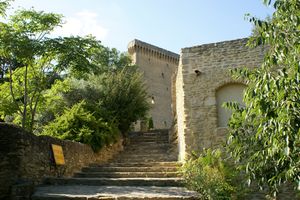 On quitte la forteresse papale