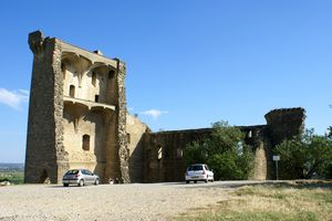 Derrière la forteresse