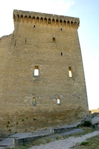 Au pied de la forteresse papale