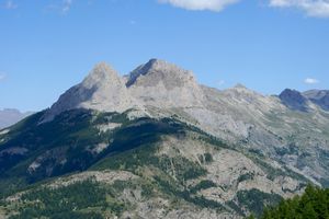 Zoom sur le sommet de la montagne Chapeau de Gendarme