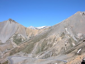 Montagnes dominant le col