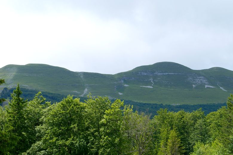 Massif montagneux du Vercors avant l'arrivée à la descente du col