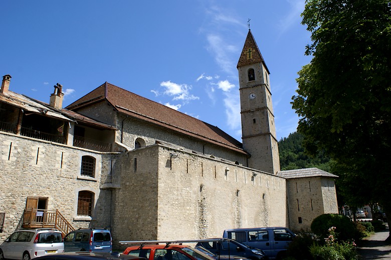 Colmars (Alpes-de-Haute-Provence) - Face à l'église