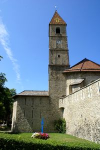 Derrière l'église Saint-Martin et Chapelle Notre Dame des Grâces