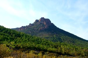 Rocher du massif de l’Esterel dominant la mer Méditerranée