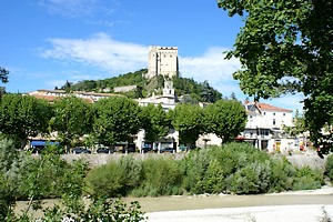 Au bord de la Drôme avec vue sur la ville