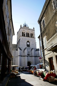 En approche de l'église Notre-Dame de Die