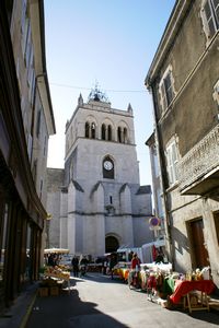 Place du Marché et en approche de l'église Notre-Dame de Die