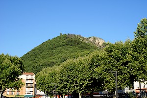 Zoom sur une montagne au-dessus de Digne-les-Bains
