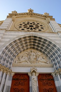 Au pied de la façade de la cathédrale