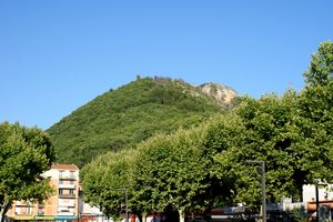 Zoom sur une montagne au-dessus de Digne-les-Bains