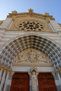 Au pied de la façade de la cathédrale