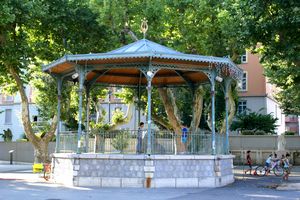 Kiosque sur la place Charles-de-Gaulle