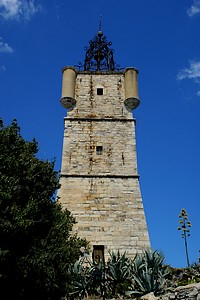 Face à la tour de l'Horloge