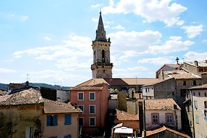 Clocher de l'église vers la tour de l'Horloge