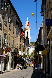 Clocher de l'église à l'horizon