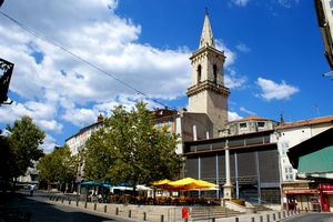 Clocher de l'église depuis la place du Marché