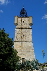 Face à la tour de l'Horloge