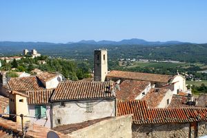 Le village avec le Massif de l'Esterel à l'horizon