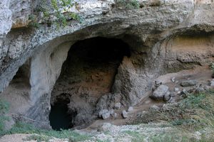 La résurgence avec un niveau d'eau très bas