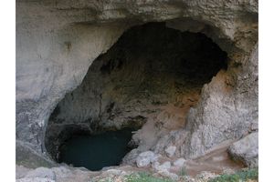 Zoom sur la Fontaine de Vaucluse
