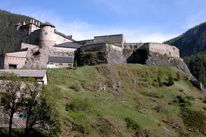 Derrière la forteresse