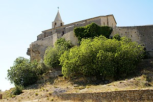 Au pied de l'église du village de l'Hauture