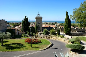 Le Campanile avec la Méditerranée à l'horizon