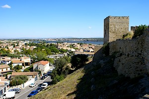 Forteresse médiévale avec vue sur une partie de l'agglomération