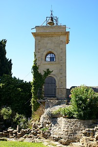 Campanile dans les hauteurs du village de L'Hauture