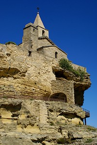 Au pied de l'église du village de l'Hauture