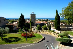 Le Campanile avec la Méditerranée à l'horizon
