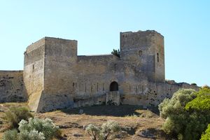 Au pied de la forteresse médiévale