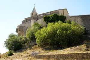 Au pied de l'église du village de l'Hauture