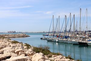 Entrée du port de plaisance à l'horizon