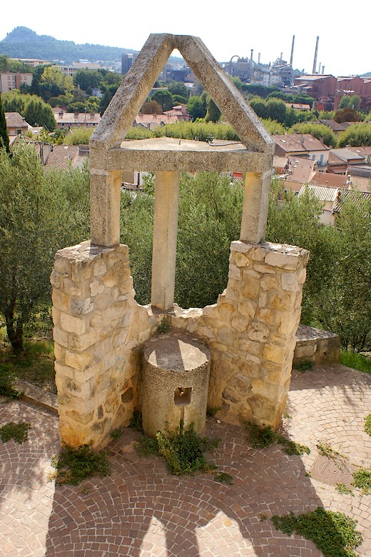 Fontaine au pied du clocher