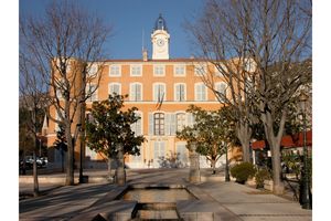 Retour face à l'Hôtel de ville de Gémenos