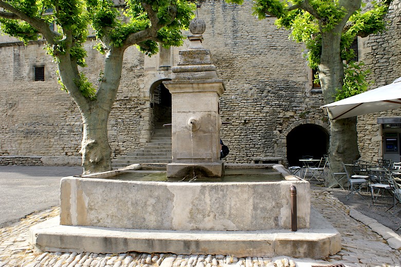 Gordes (Vaucluse) - La fontaine de la Place Genty Pantaly