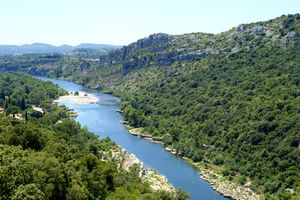 Aperçu du Débarcadère avec le village d'Aiguèze à l’horizon