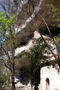 Arrivée à la chapelle encastrée dans la roche