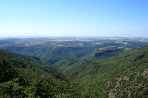 Les gorges dominées par le Causse Noir