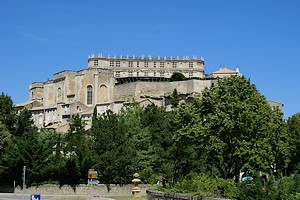 Vue d’ensemble du château et de l’église Saint-Sauveur