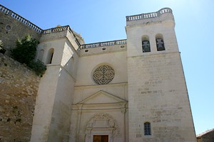 Au pied de l'église Saint-Sauveur