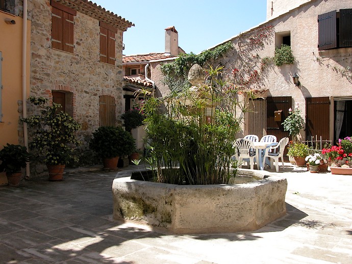 Petite place du village
