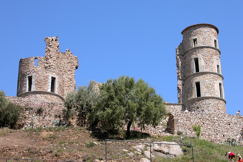 Zoom sur le château du début du 11e S.